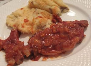 Una foto de Chuletas ahumadas en salsa dulce con puré de papas gratinado