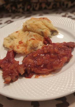 Una foto de Chuletas ahumadas en salsa dulce con puré de papas gratinado