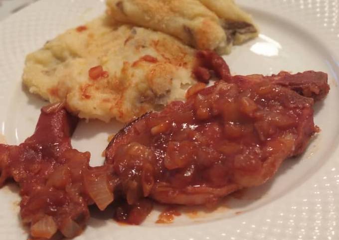 Chuletas ahumadas en salsa dulce con puré de papas gratinado Receta de  Catrina- Cookpad