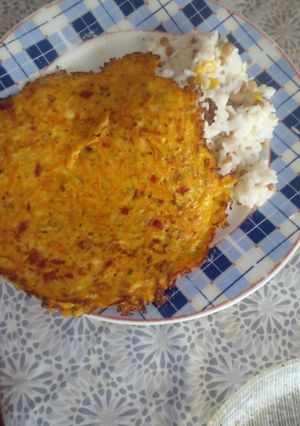Una foto de Tortillas de zanahorias con arroz con legumbres