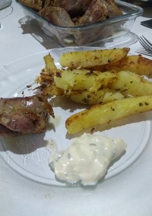 Una foto de Pechito de cerdo con papas saborizadas con aderezo