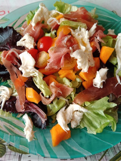 Una foto de Ensalada con melocotón, mozzarella y jamón
