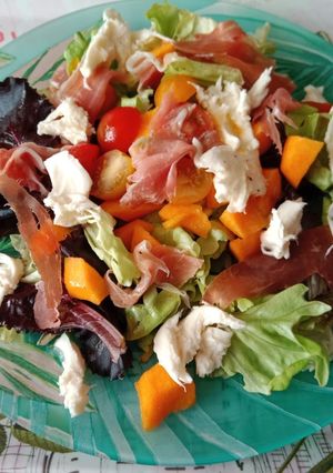 Foto principal de Ensalada con melocotón, mozzarella y jamón