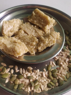 வெள்ளரி விதை மற்றும் பூசணி விதை நெய் மைசூர்பாக்(Pumpkin&vellari seed Ghee mysorepak recipe in tamil) செய்முறை முக்கிய புகைப்படம்