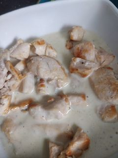 Una foto de Filetes de pollo en salsa roquefort