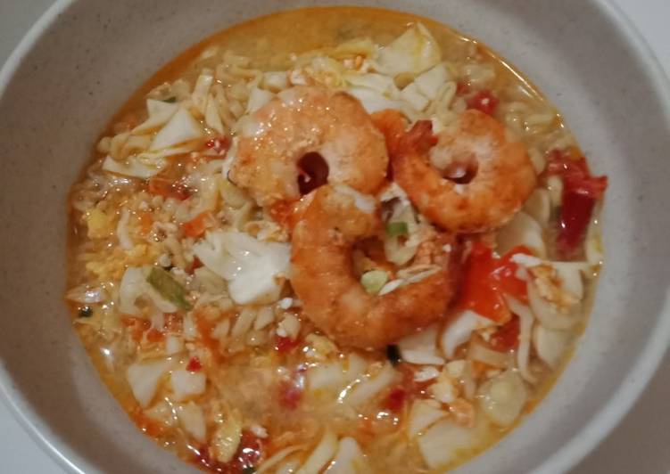 Mie keriting kuah udang bakar