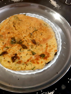 इंस्टेंट सूजी हांडवो(instant suji handvo recipe in hindi) रेसिपी मुख्य फोटो
