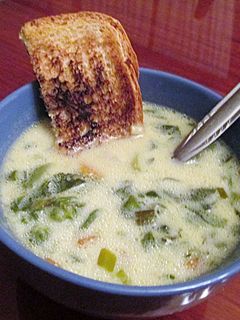 Una foto de Sopa de invierno con hojas de haba, judías y patata