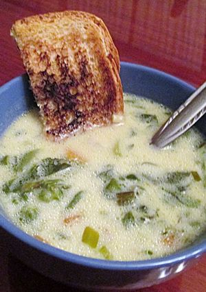 Una foto de Sopa de invierno con hojas de haba, judías y patata
