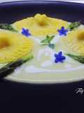 Ravioli con ripieno di gamberi, amaretti e patata, su crema di asparagi e fonduta di ricotta salata