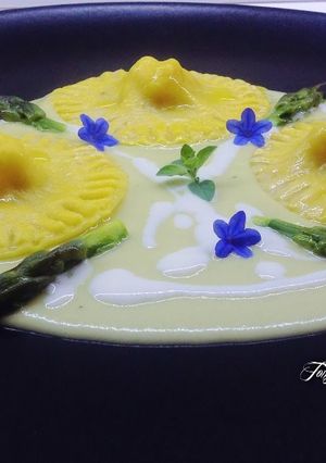 Foto di Ravioli con ripieno di gamberi, amaretti e patata, su crema di asparagi e fonduta di ricotta salata