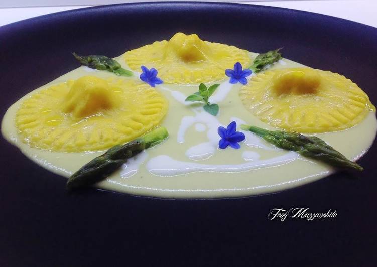 Ravioli con ripieno di gamberi, amaretti e patata, su crema di asparagi e fonduta di ricotta salata