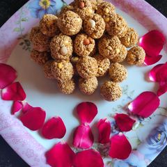 A picture of Til gul laddu.