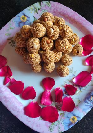 A picture of Til gul laddu.