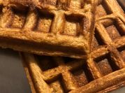 Una foto de waffles de manzana