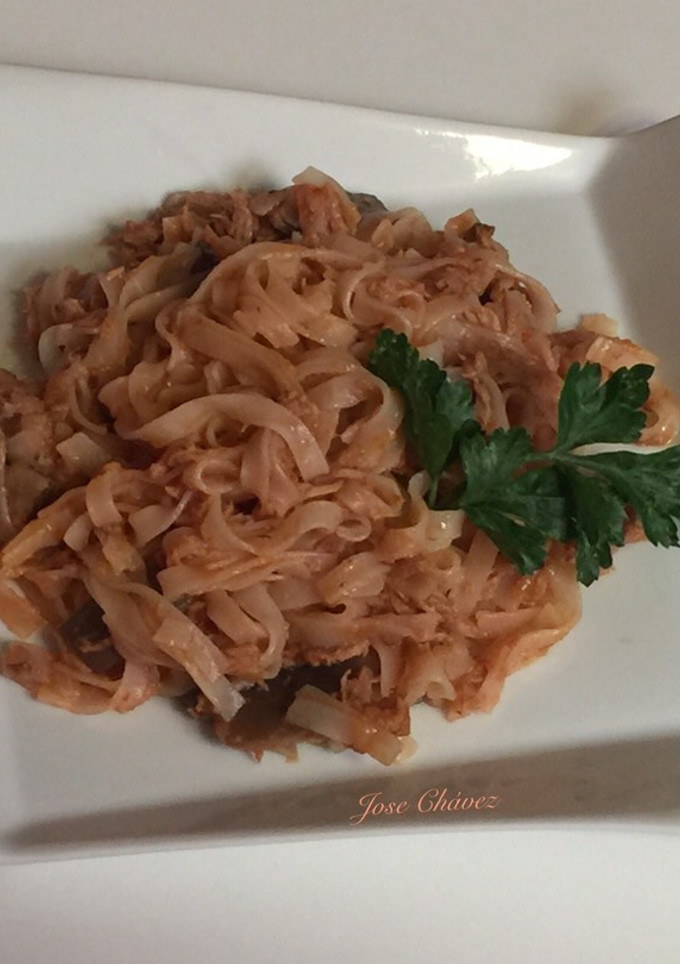 Una foto de Noodles de arroz con Setas