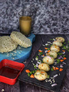 நூடுல்ஸ் குழிப்பணியாரம் (Noodles savoury Paniyaram recipe in tamil) செய்முறை முக்கிய புகைப்படம்