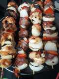 Brochettes de pollo o bondiola de cerdo