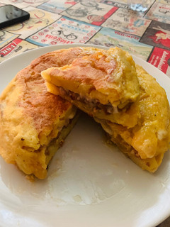 Una foto de Tortilla de patata, queso, jamón cocido y berenjenas rebozadas 👌