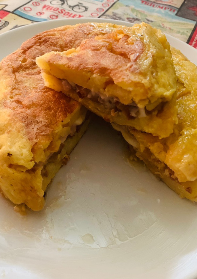 Una foto de Tortilla de patata, queso, jamón cocido y berenjenas rebozadas 👌