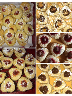 Una foto de Pepas y galletitas en forma de corazón con dulce de leche y memerlada de frambuesa!!😋