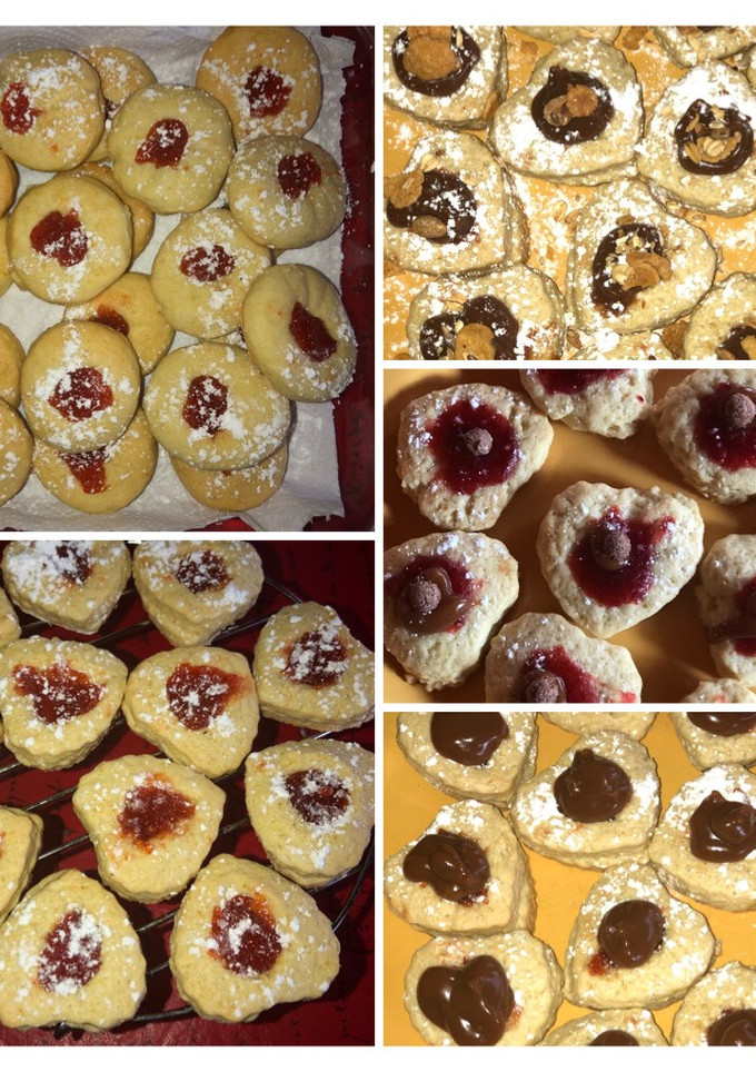Una foto de Pepas y galletitas en forma de corazón con dulce de leche y memerlada de frambuesa!!😋