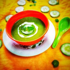 A picture of Cucumber Spinach soup.