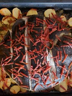 Una foto de Rodaballo al horno con guarnición de patata y pimiento verde