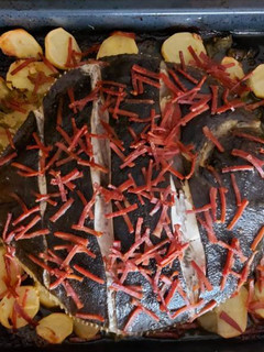 Una foto de Rodaballo al horno con guarnición de patata y pimiento verde