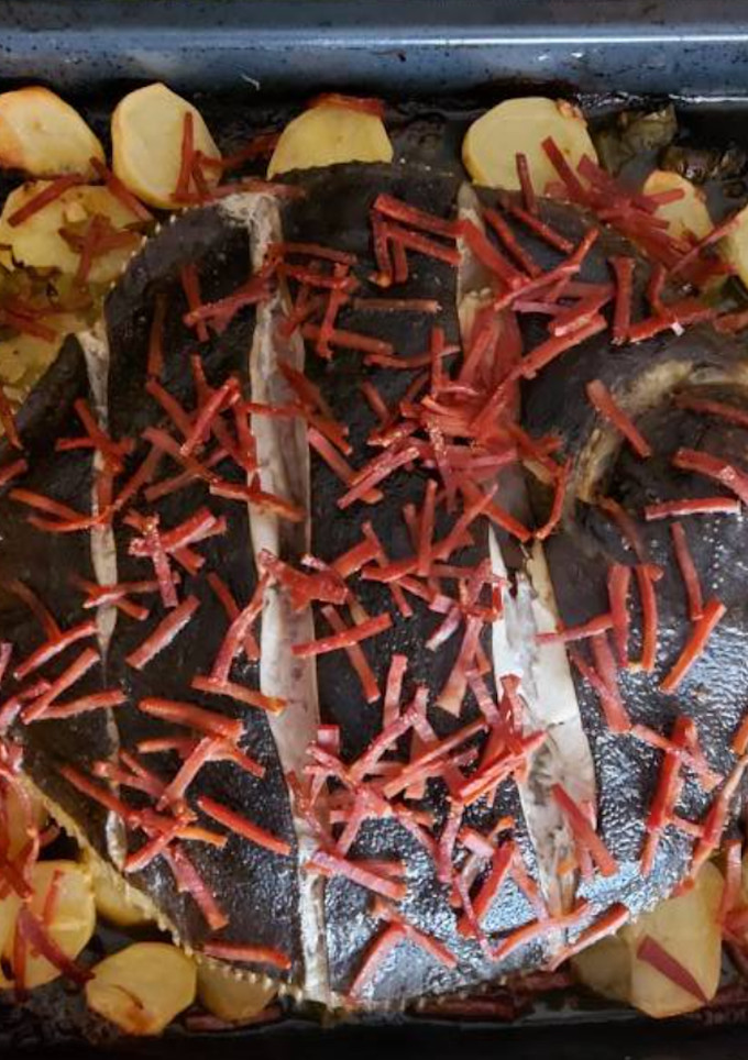 Una foto de Rodaballo al horno con guarnición de patata y pimiento verde