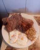 Chuletas encebollada con huevos fritos