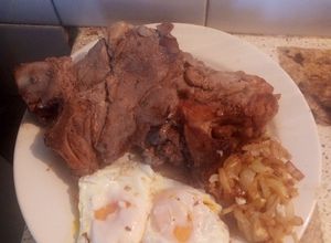 Una foto de Chuletas encebollada con huevos fritos