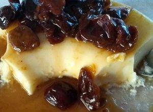 Foto de Manjar de coco com calda de ameixa
