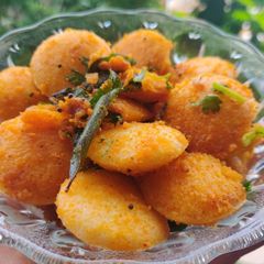 A picture of Podi idli.