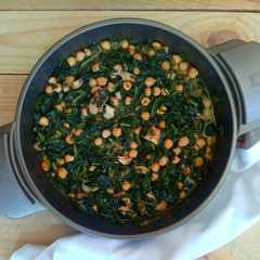 รูปของ Garbanzos con espinacas y pulpo