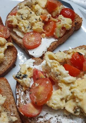 Una foto de Tostadas integrales con huevo, queso, tomate y leche 🤤