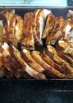 Una foto de Chanchito asado a la caja china