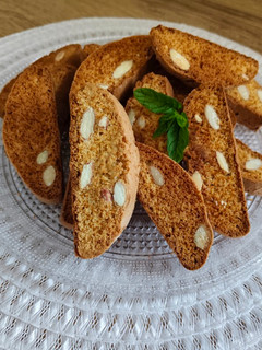 Una foto de Galletas de almendra/ carquiñoles/carquiyols/biscotte