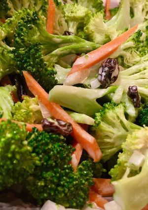 A picture of Broccoli Raisin Slawlad.