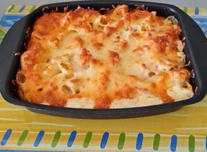 Une photo de Gratin coquillettes, jambon et vache qui rit. 😋