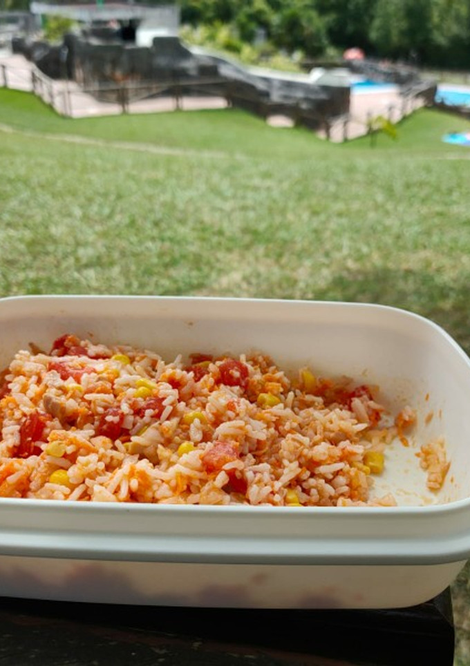 Una foto de Ensalada de arroz fresquita para comer en la pisci