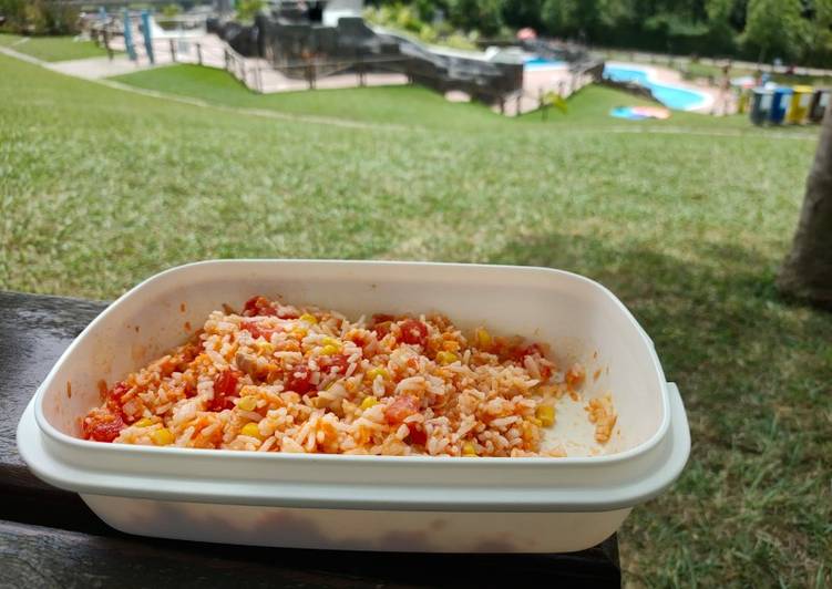 Ensalada de arroz fresquita para comer en la pisci