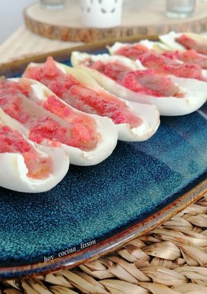 Una foto de Endivias con sardina ahumada y vinagreta de fresas