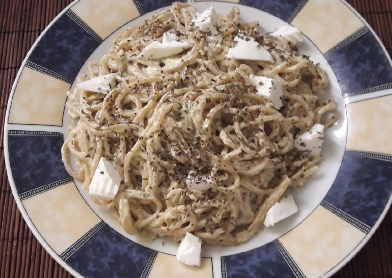 Pasta con aguacate y queso fresco