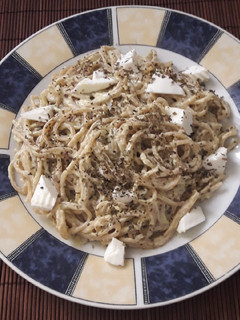 Una foto de Pasta con aguacate y queso fresco
