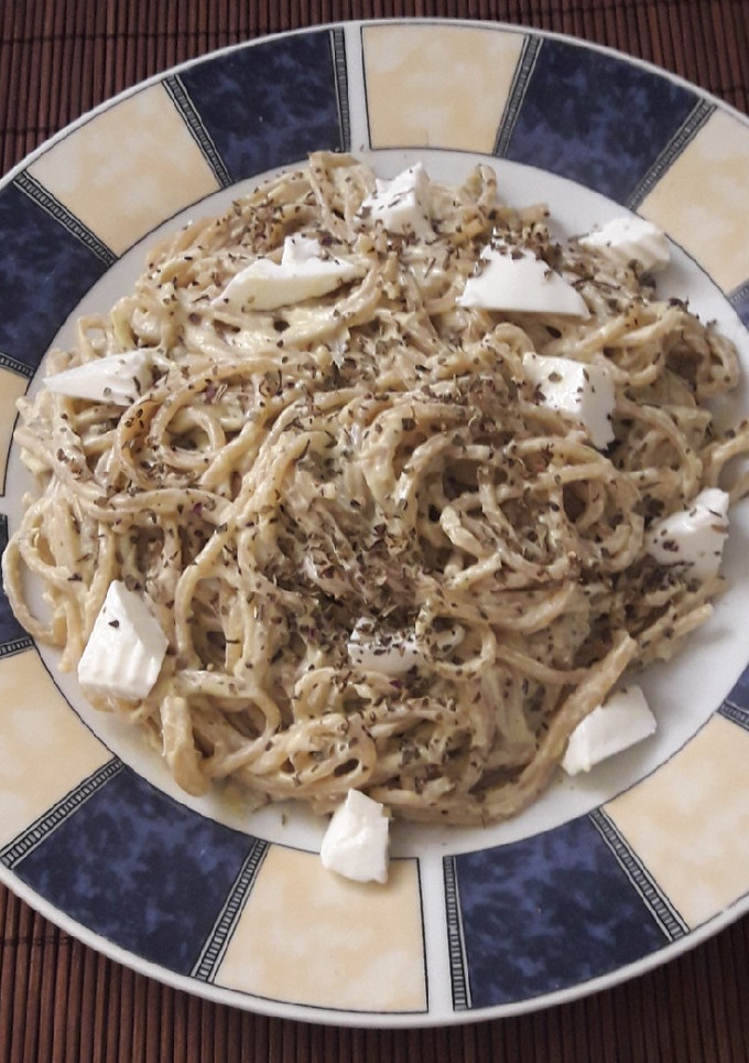 Una foto de Pasta con aguacate y queso fresco