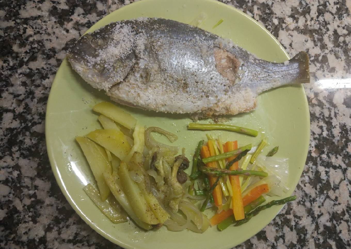 Dorada a la sal con verduras al vapor