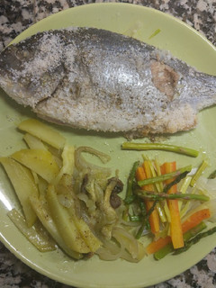 Una foto de Dorada a la sal con verduras al vapor