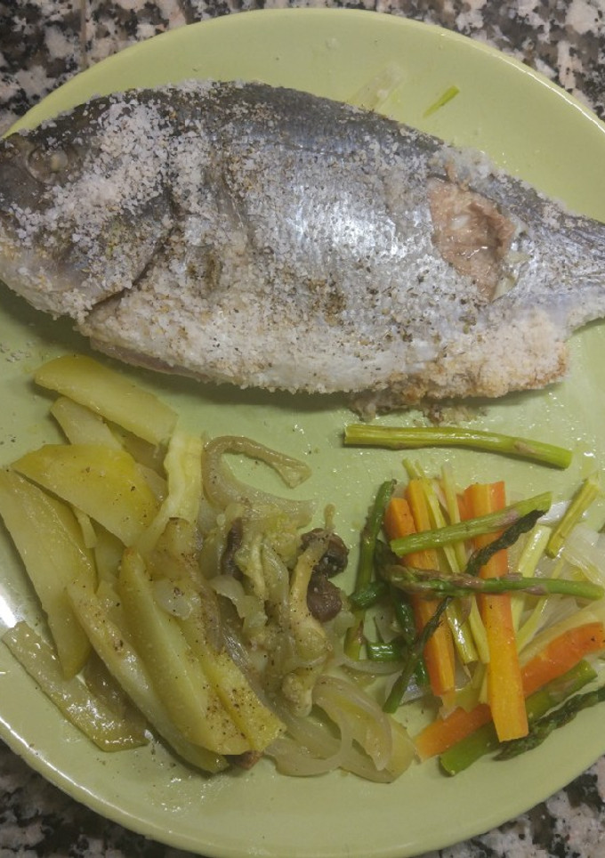 Una foto de Dorada a la sal con verduras al vapor