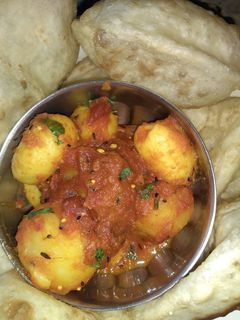 पुरी और दम आलू (puri aur dum aloo recipe in hindi) रेसिपी मुख्य फोटो